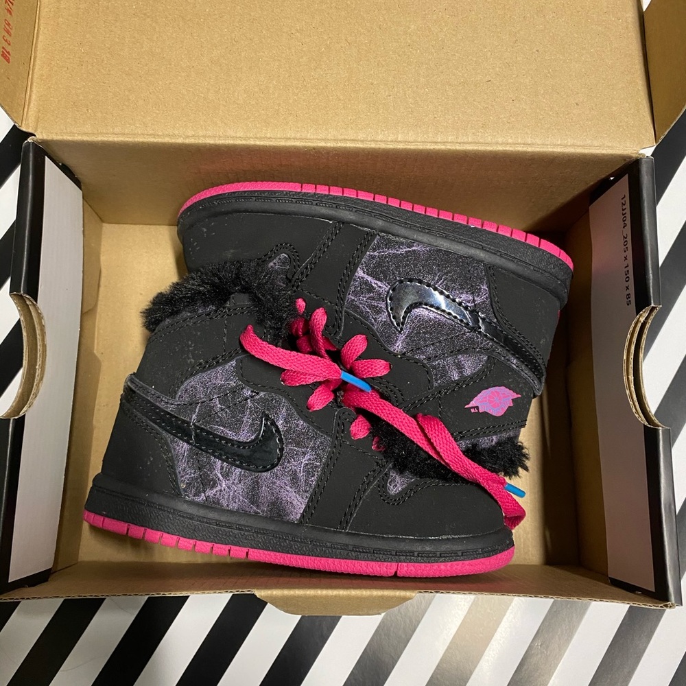 Tennis shoes